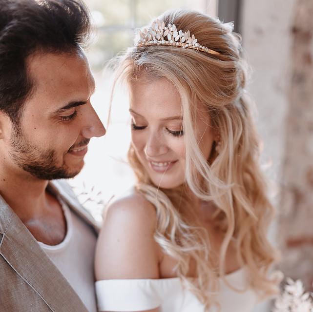 Braut Diadem Krone Greta in Gold mit veganen Perlen, white opal Kristallen und ivory farbenen Blättern, getragen von einer Braut
