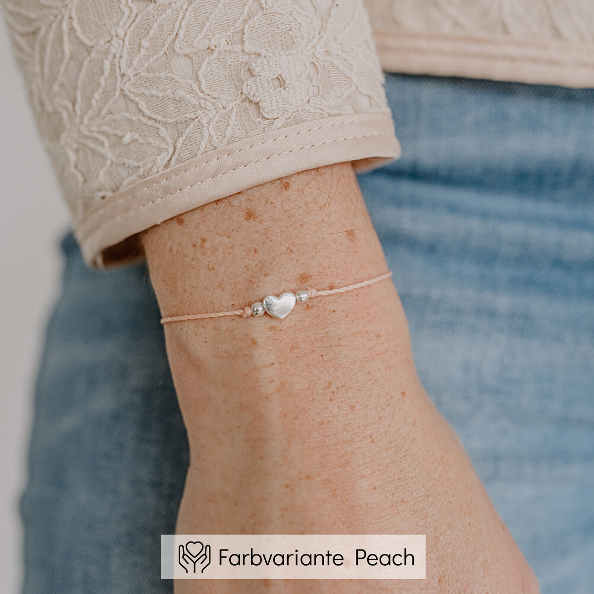 Trauzeugin Armband aus pfirsichfarbenem Makramee-Band mit silbernem Herz-Bead, am Handgelenk getragen