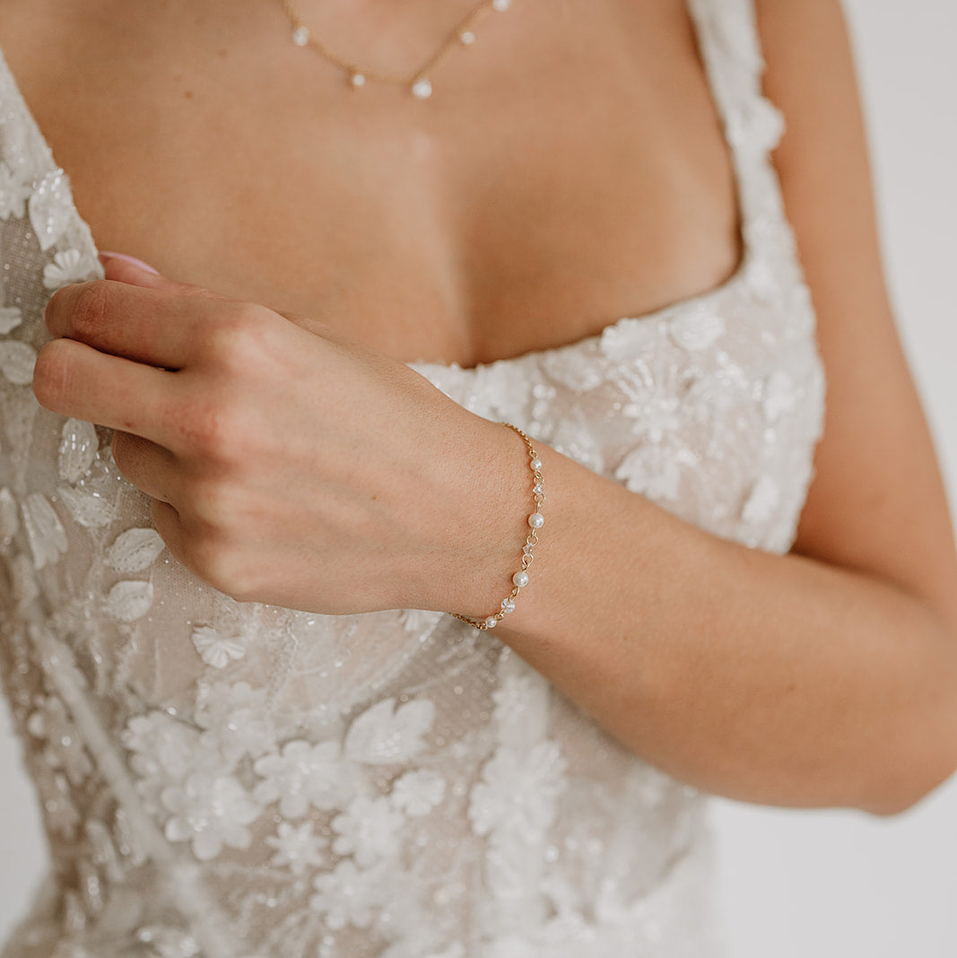 Brautarmband Amina aus 925 Sterlingsilber 18K vergoldet mit veganen Perlen und Zirkonia Kristallen im Wechsel, verstellbar mit Verlängerungskettchen, getragen vom Model