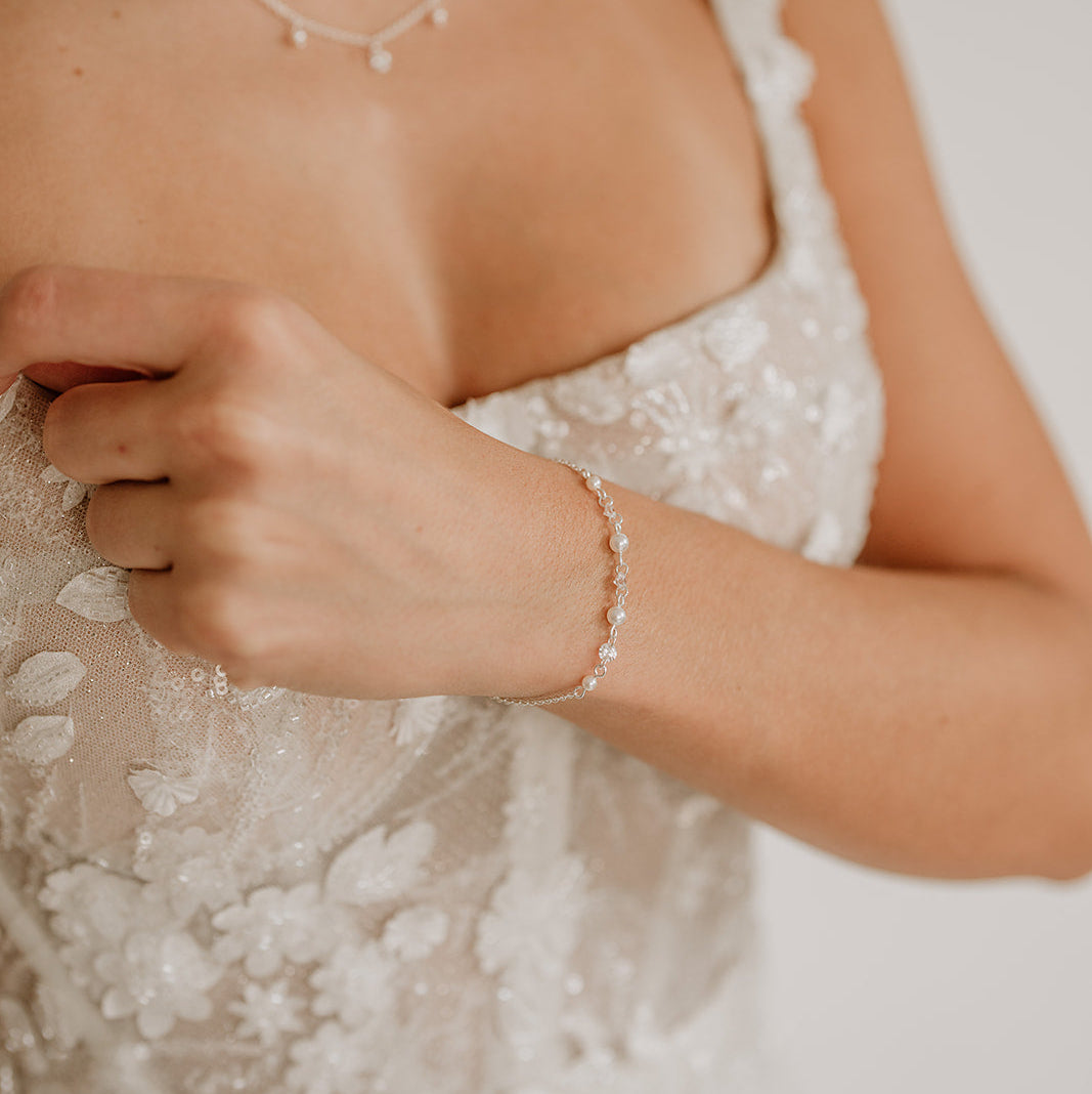 Brautarmband Amina aus 925 Sterlingsilber mit veganen Perlen und Zirkonia Kristallen im Wechsel, verstellbar mit Verlängerungskettchen, getragen vom Model