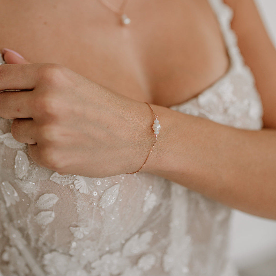 Dezentes Perlenarmband Ari aus 925 Sterlingsilber 18K rosévergoldet mit veganer Perle und white opal-Kristallperlen, am Model getragen