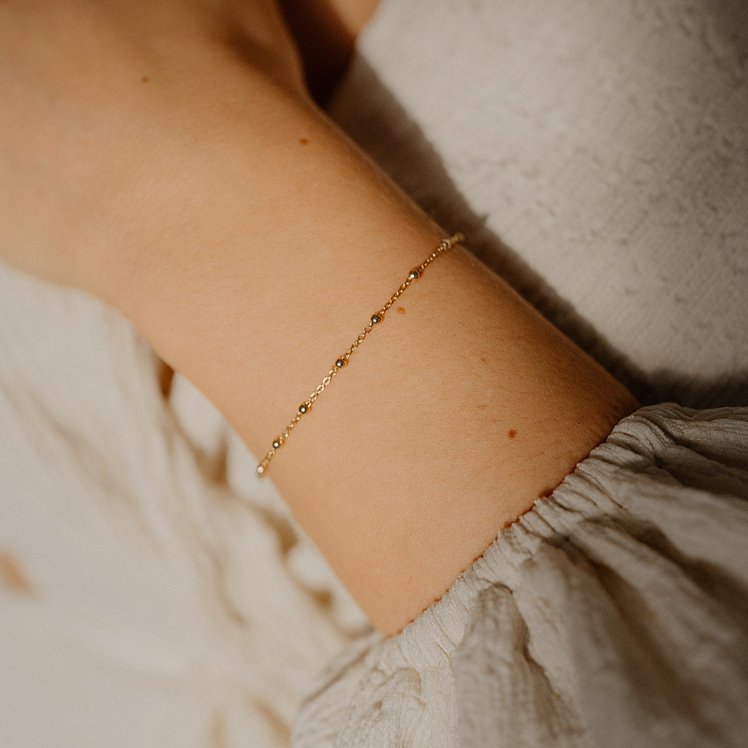 Trauzeugin Armband Kaya aus 925 Sterlingsilber 18K vergoldet mit kleinen Kugeln, am Model getragen in Nahaufnahme