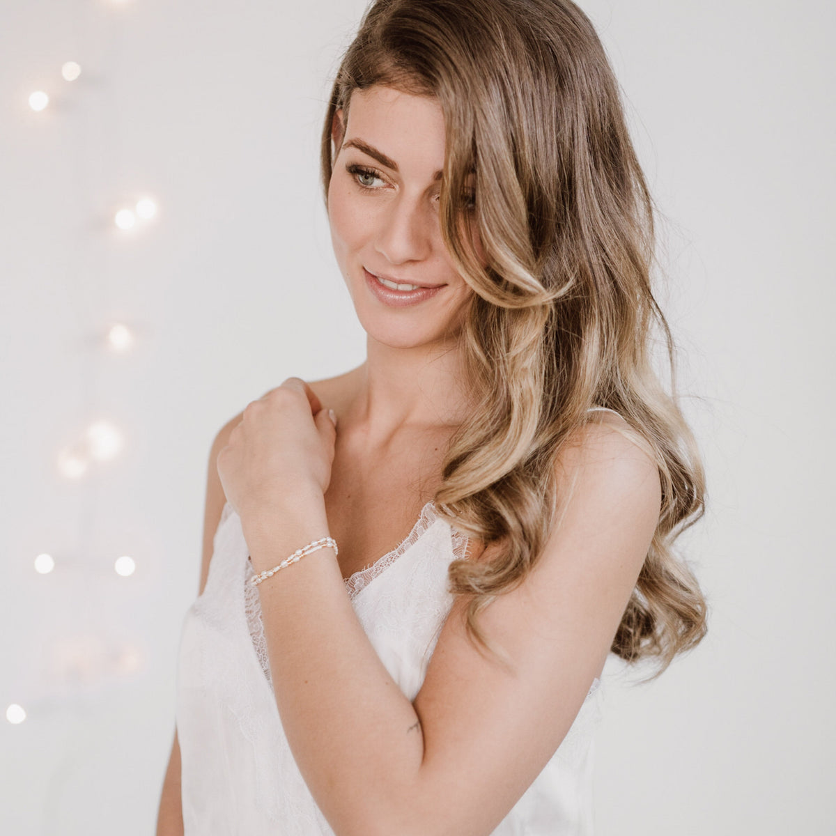 2er Set Brautarmband Linnea aus 925 Sterlingsilber 18K vergoldet mit kleinen echten und veganen Perlen, getragen am Model