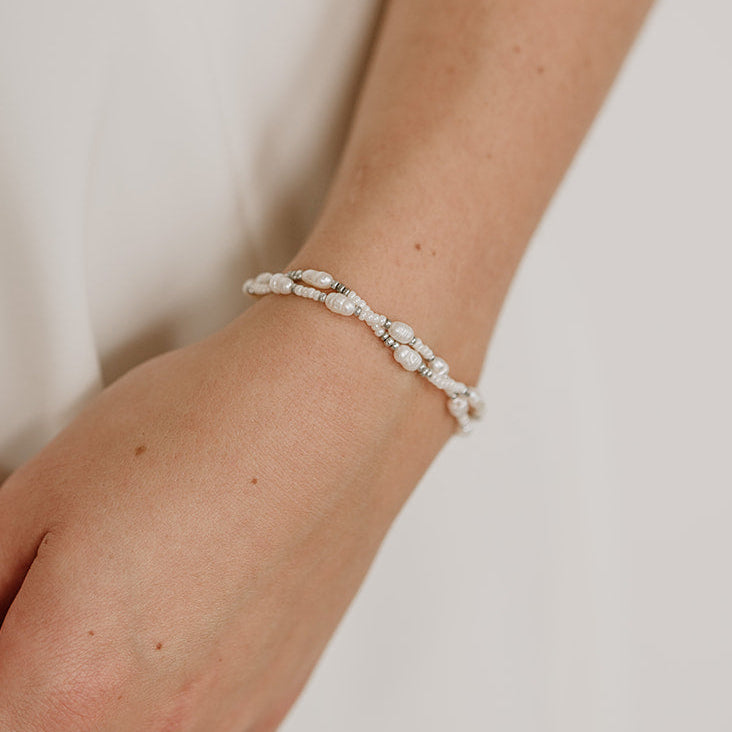 2er Set Brautarmband Linnea aus 925 Sterlingsilber mit kleinen echten und veganen Perlen, getragen vom Model