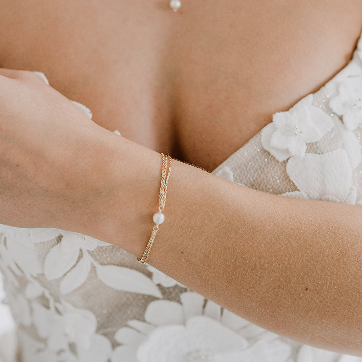 Schönes Brautarmband Lola aus 925 Sterlingsilber 18K vergoldet mit einer veganen Perle 6mm und zarten Gliederkettchen, am Model getragen