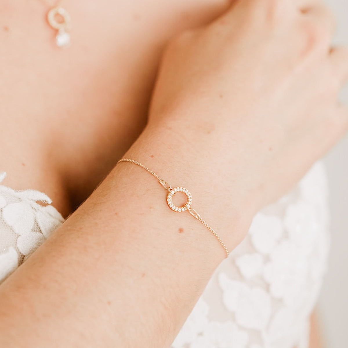Brautarmband Mimi aus 925 Sterlingsilber 18K vergoldet mit rundem Element und Zirkonia Kristallen, am Model getragen in Nahaufnahme