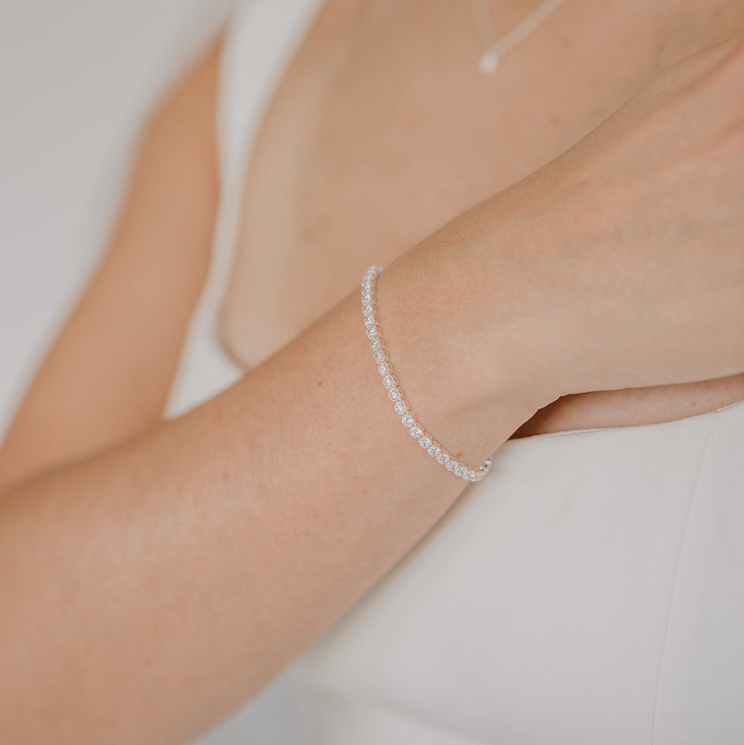Brautarmband Sanna aus 925 Sterlingsilber mit durchgehender Reihe Zirkonia Kristallen, getragen von einem Model