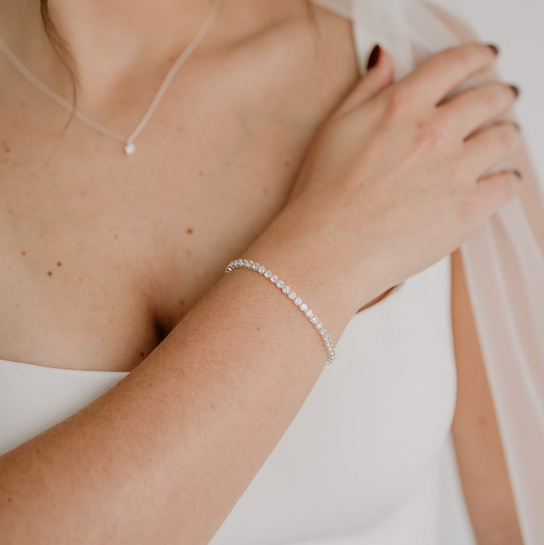 Brautarmband Sanna aus 925 Sterlingsilber mit durchgehender Reihe Zirkonia Kristallen, getragen von einem Model
