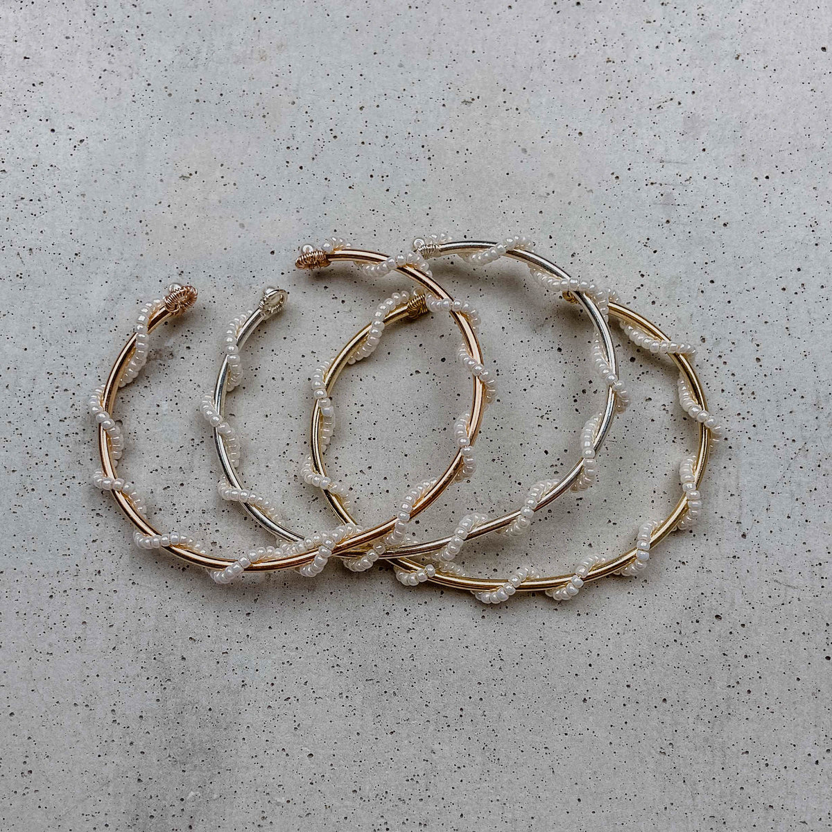 Belina | Armreif Hochzeit mit kleinen Perlen - Bangle