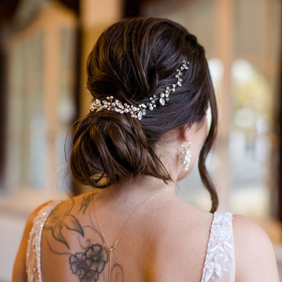 Braut Headpiece Luise in Gold mit Perlen und Kristallen, getragen von einem Model im lockeren Dutt