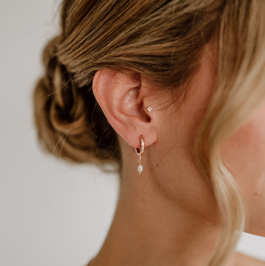 Braut Creolen Amelie aus 925 Sterlingsilber 18K rosévergoldet mit echter Süßwasserperle, am Model getragen