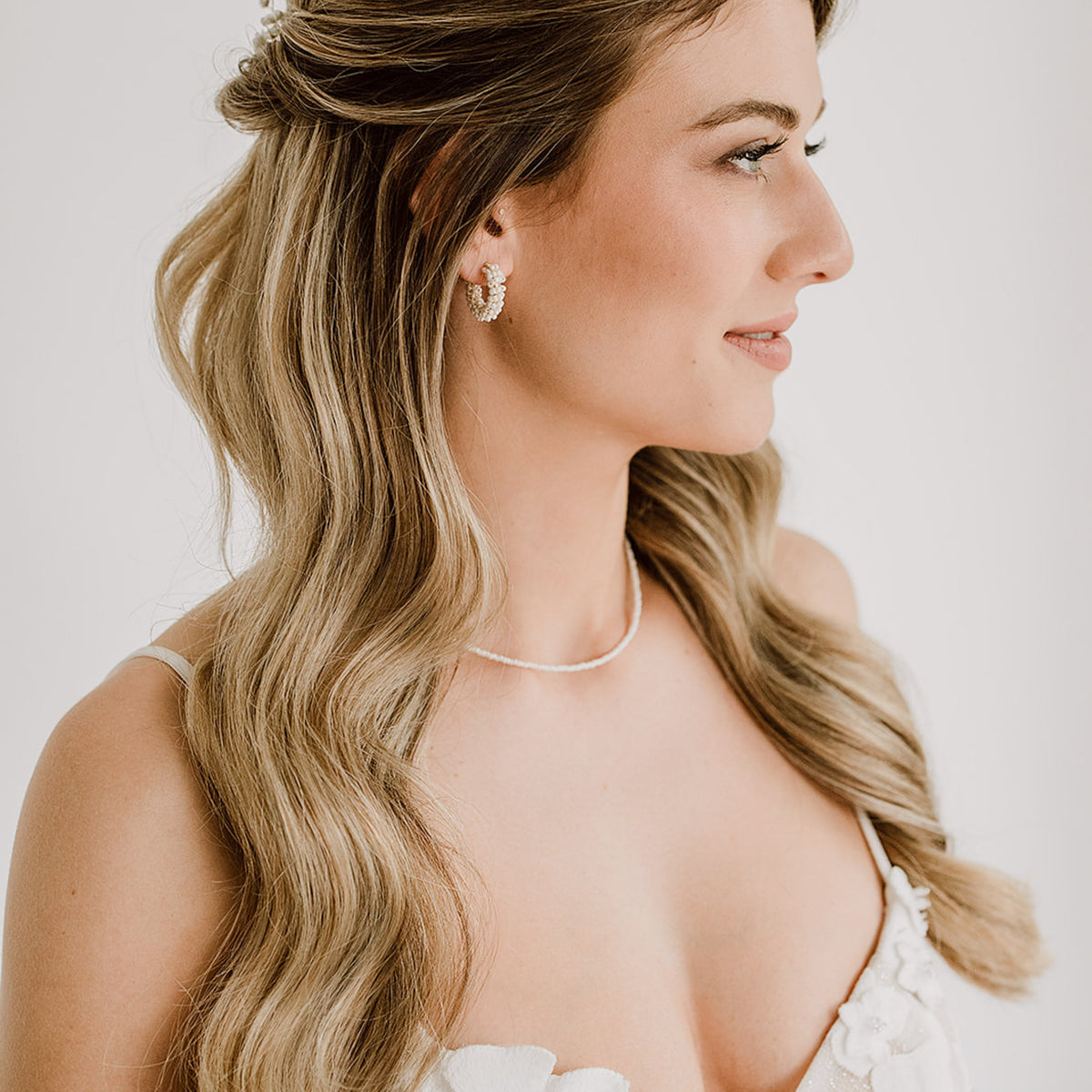 Zarte Brautperlenkette Lina mit kleinen veganen Perlen und 925 Sterlingsilber 18K vergoldetem Verschluss mit passenden Braut Creolen Belina, am Model getragen
