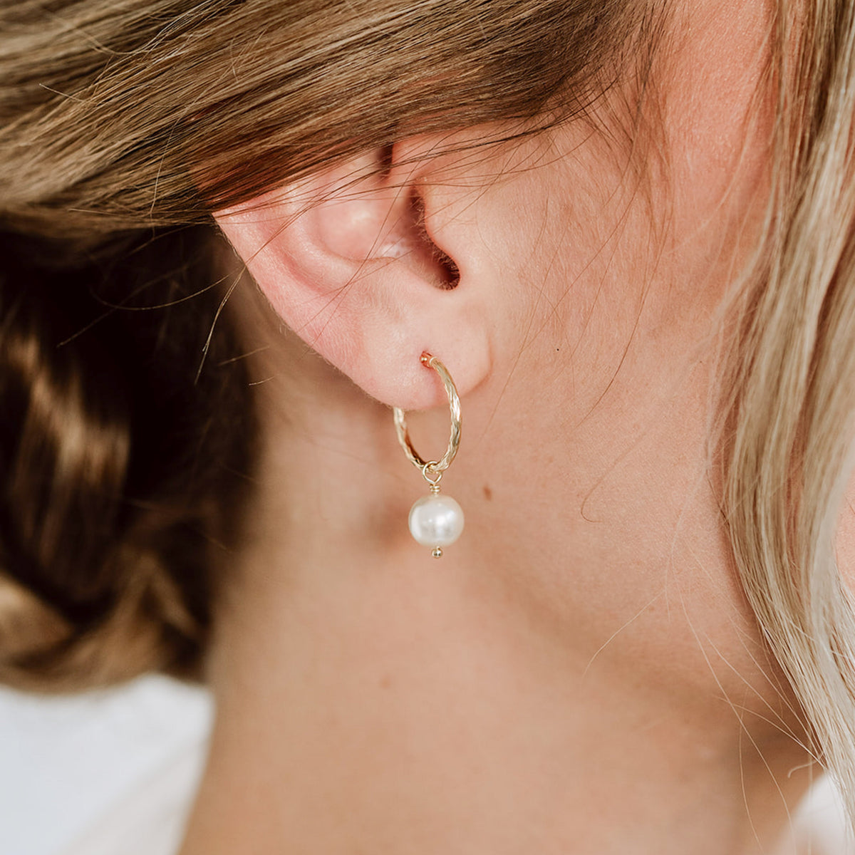Brautohrringe Holly aus 925 Sterlingsilber 18K vergoldet mit abnehmbarem Perlenanhänger, am Model getragen in Nahaufnahme