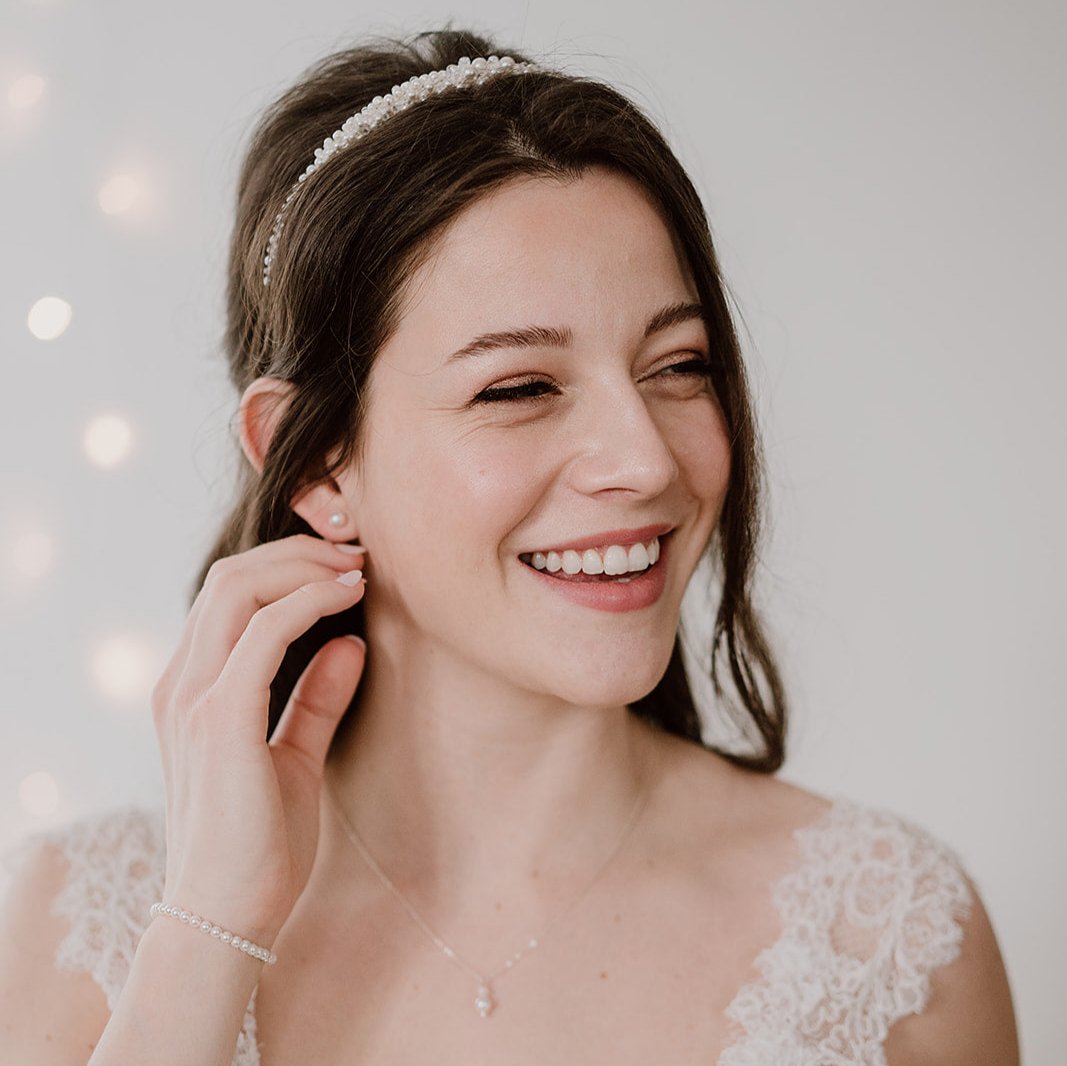 Braut Haarreif Lotte in Silber mit veganen Perlen und Kristallperlen mit passenden Perlenohrringen Perla und Braut Armband Perla, getragen von einem Model