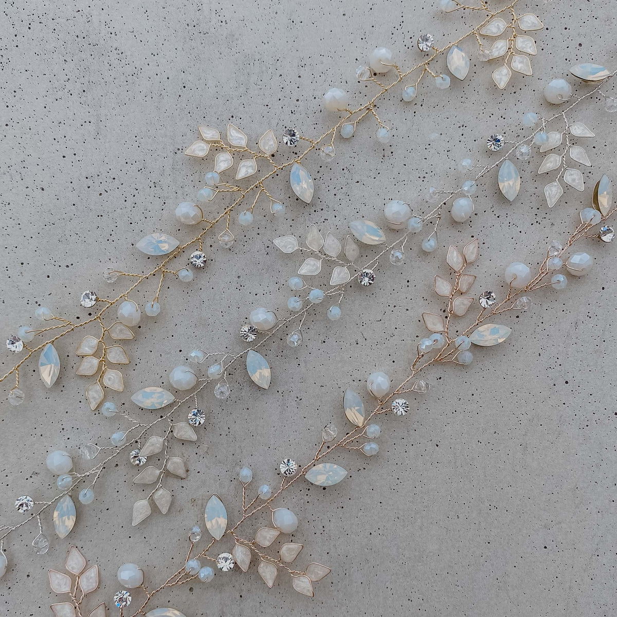 Detailaufnahme des Braut Headpiece Lana in Gold, Silber und Roségold – filigrane ivoryfarbene Blätter mit funkelnden Kristallen und Kristallperlen