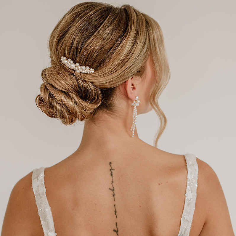 Braut Haarkamm Wilma in Silber mit unterschiedlich großen, veganen Perlen, getragen in einer eleganten Hochsteckfrisur
