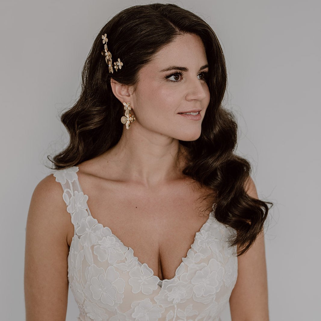 Statement Ohrringe Vika, eine große Blüte hängt an einem kleinen Blütenstecker mit veganen Perlen in 925 Sterlingsilber 18 K vergoldet, mit Haarnadeln Vika, am Model