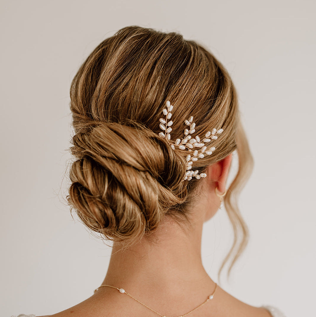 3er Set Braut Haarnadeln Amelie in Gold mit echten Süßwasserperlen, getragen in einer eleganten Hochsteckfrisur