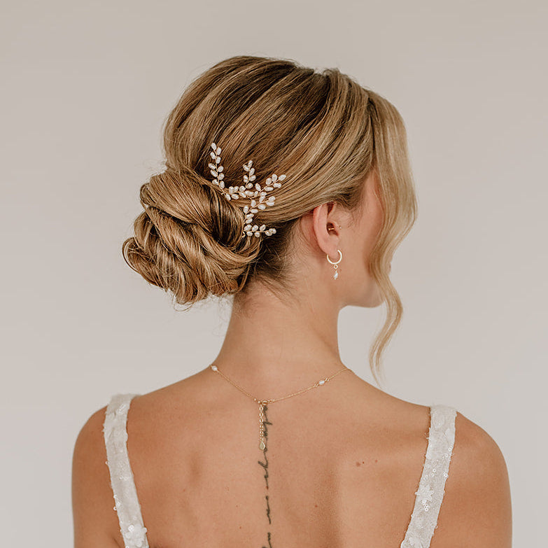 3er Set Braut Haarnadeln Amelie in Gold mit echten Süßwasserperlen, getragen in einer eleganten Hochsteckfrisur