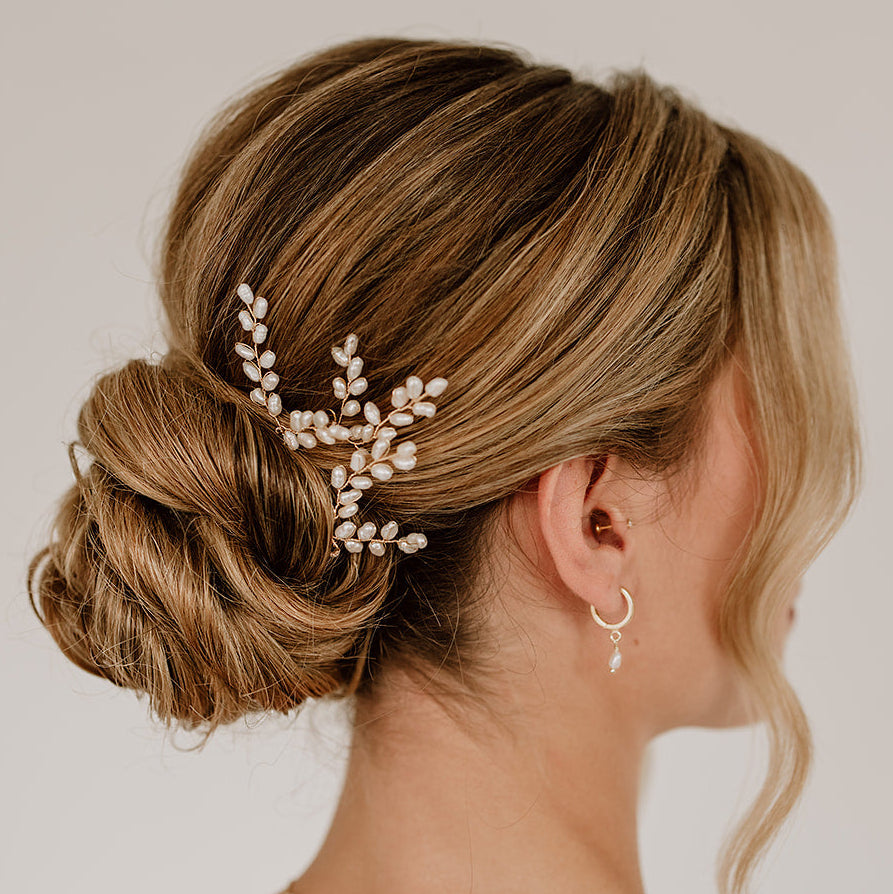 3er Set Braut Haarnadeln Amelie in Gold mit echten Süßwasserperlen, getragen in einer eleganten Hochsteckfrisur