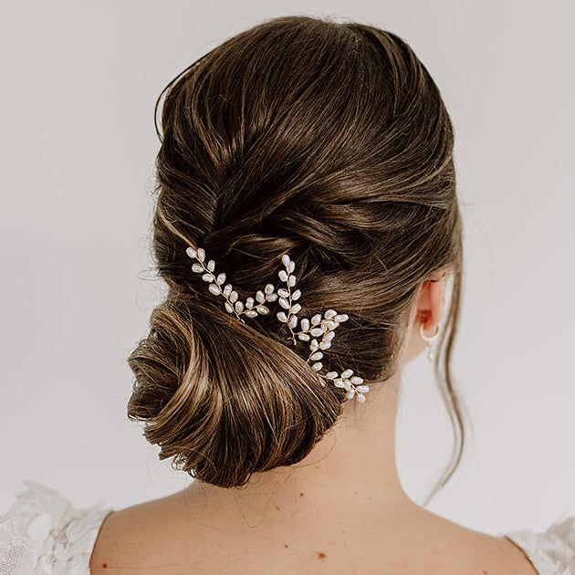 3er Set Braut Haarnadeln Amelie in Gold mit echten Süßwasserperlen, getragen in einer eleganten Hochsteckfrisur