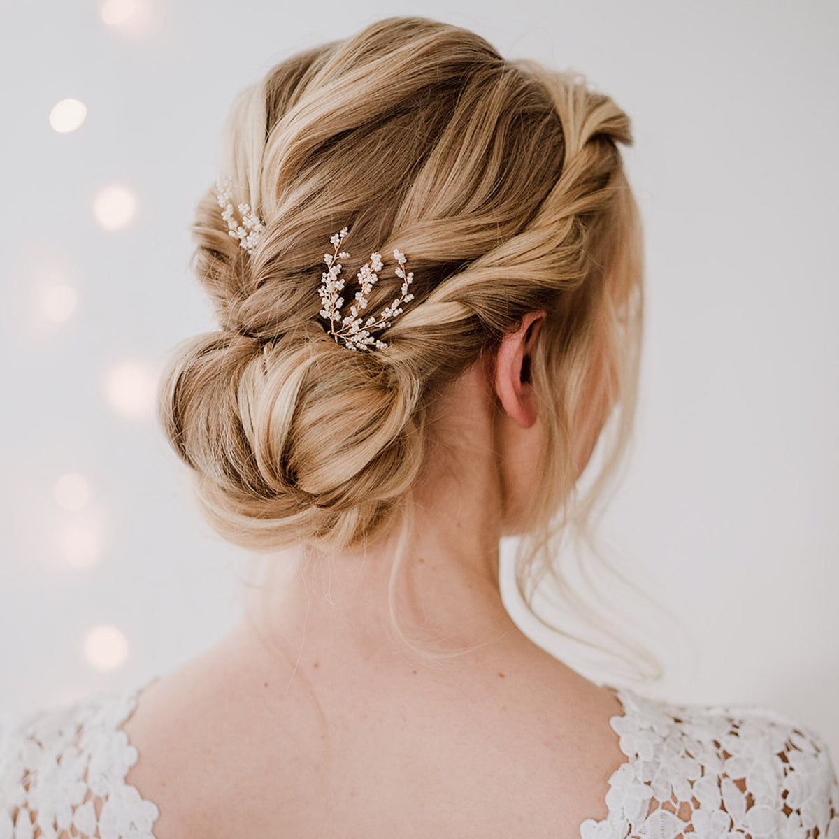 3er Set Braut Haarnadeln Belina in Gold mit kleinen veganen Glasperlen, getragen in einer eleganten Hochsteckfrisur