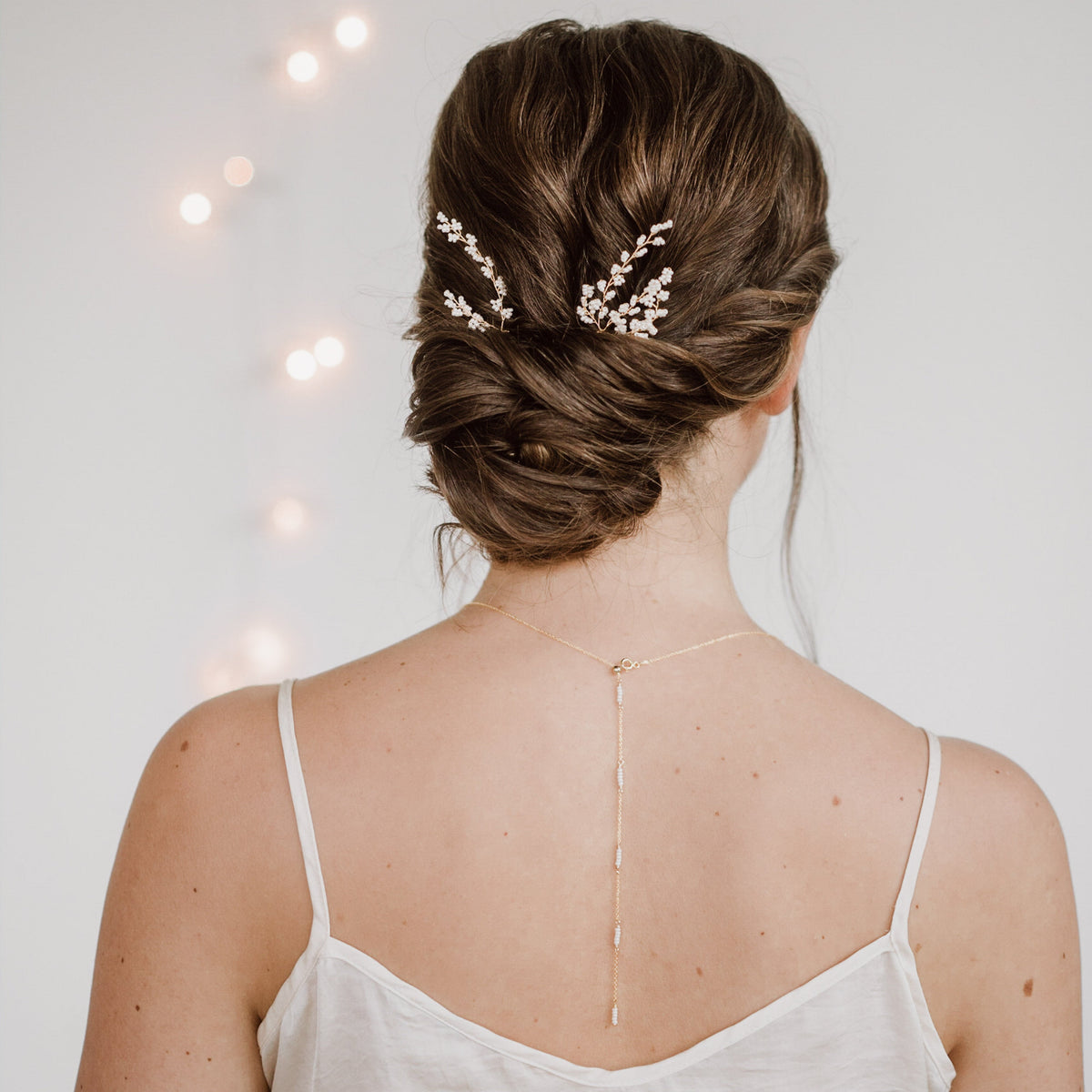 3er Set Braut Haarnadeln Belina in Gold mit kleinen veganen Glasperlen und passender Braut Rückenkette Belina, getragen von einem Model