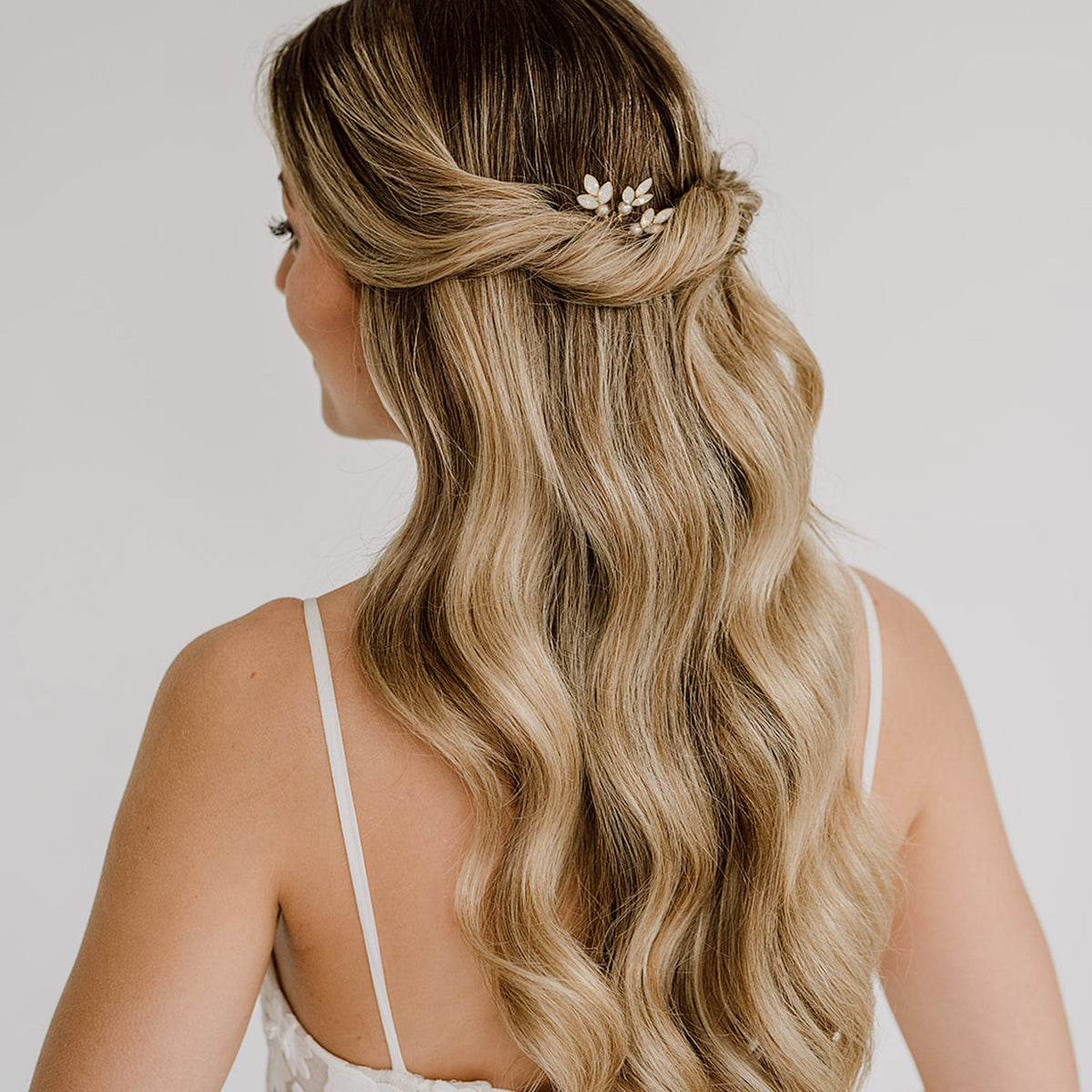 3er Set Braut Haarnadeln Kate in Gold mit white opal Kristallblättern und veganer Perle, getragen in einer eleganten, halboffenen Brautfrisur