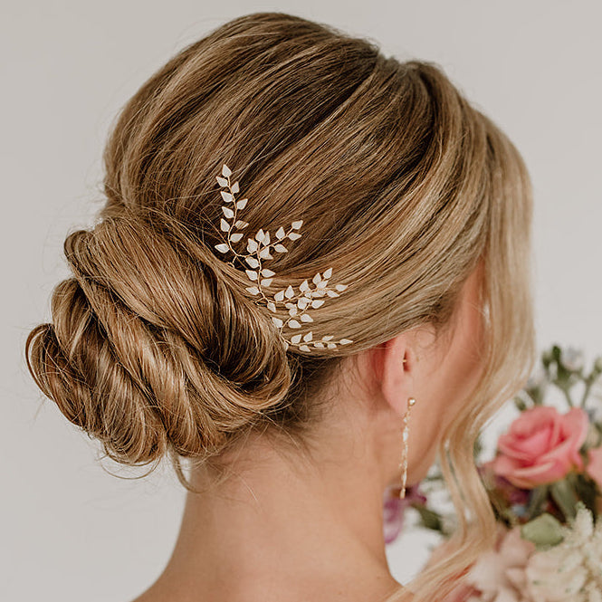Florale Braut Haarnadeln Lana in Gold im 3er Set mit ivoryfarbenen Blättern, am Model getragen