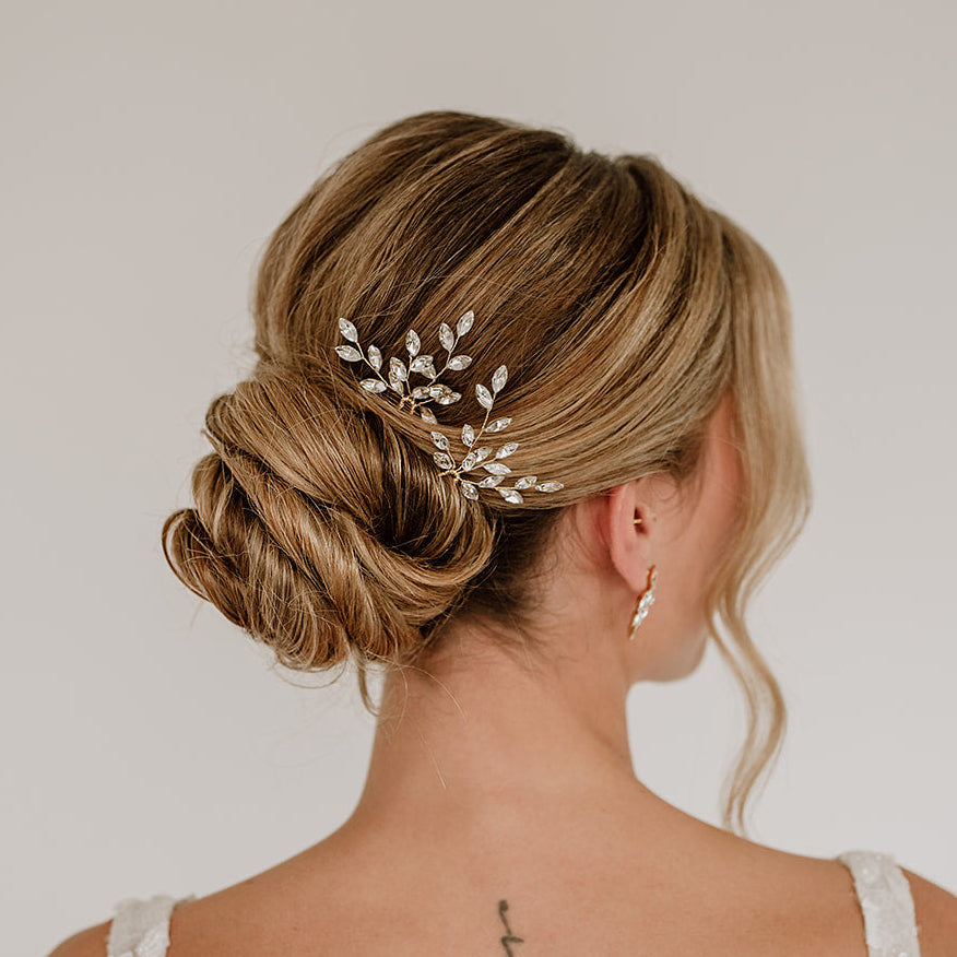 2er Set Braut Haarnadeln Leni in Gold mit blattförmigen Kristallen, am Model getragen