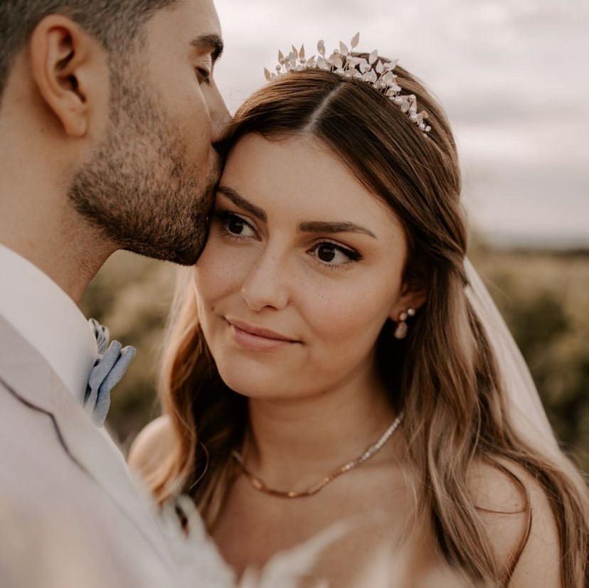 Braut Diadem Krone Greta in Roségold mit veganen Perlen, white opal Kristallen und ivory farbenen Blättern, getragen von einem Model