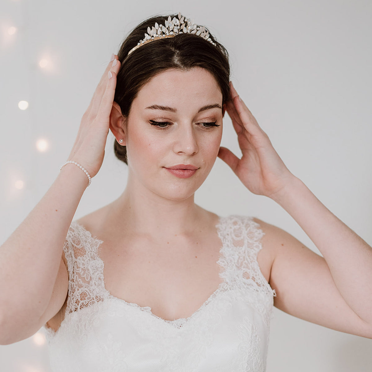 Braut Diadem Krone Greta in Gold mit veganen Perlen, white opal Kristallen und ivory farbenen Blättern, getragen von einem Model