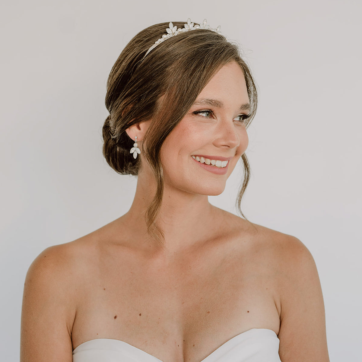 Filigraner Brauthaarreif Kate mit veganen Perlen und white opal Kristallen, am Model getragen