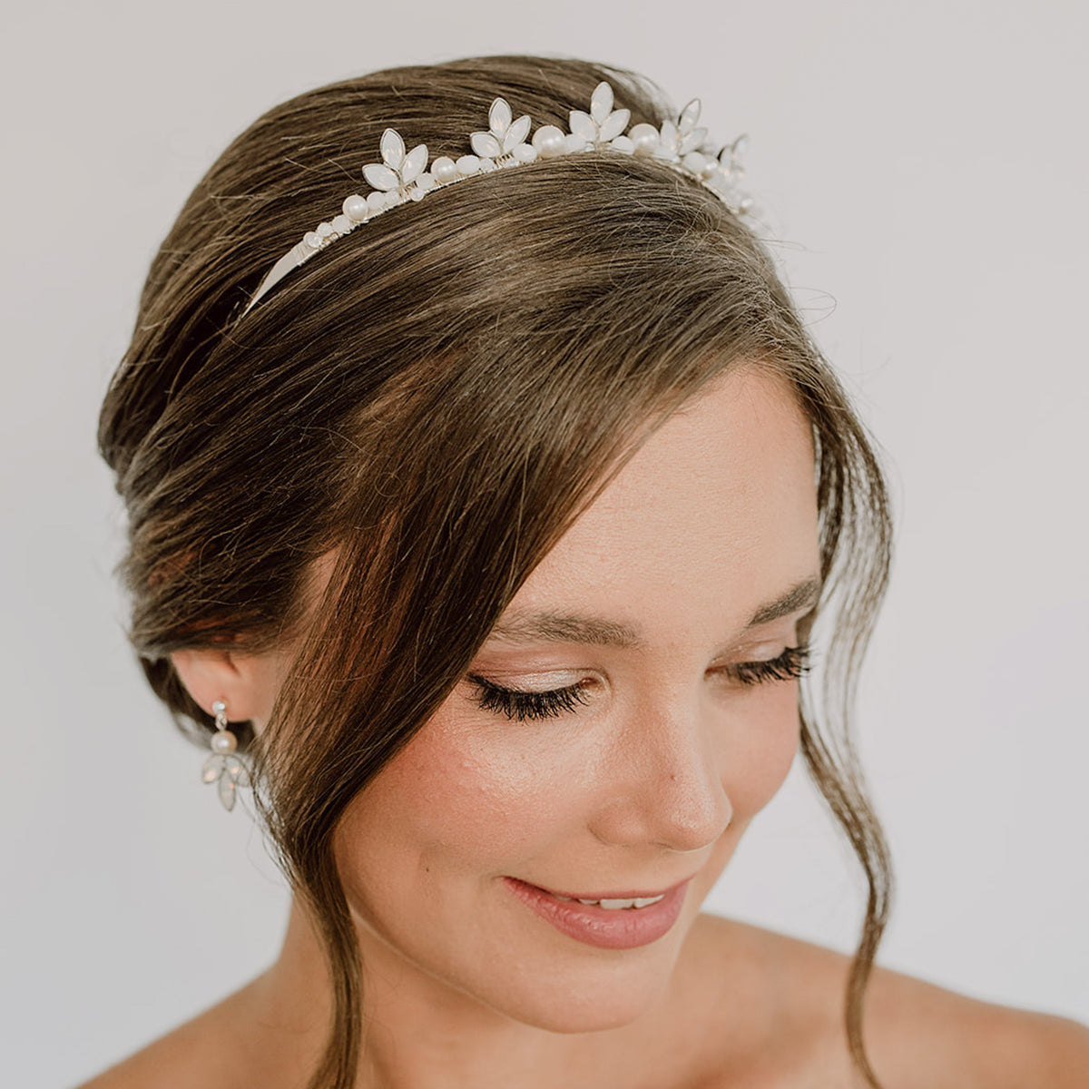 Detailaufnahme des Brauthaarreifs Kate in Silber mit veganen Perlen und funkelnden white opal Kristallen - am Model