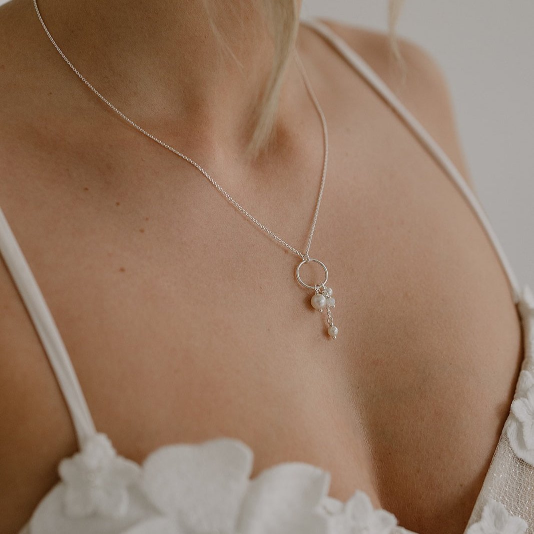 Braut Halskette Tonia aus 925 Sterlingsilber mit veganen Perlen, Kristallperlen und Kreisanhänger, Detailaufnahme am Model