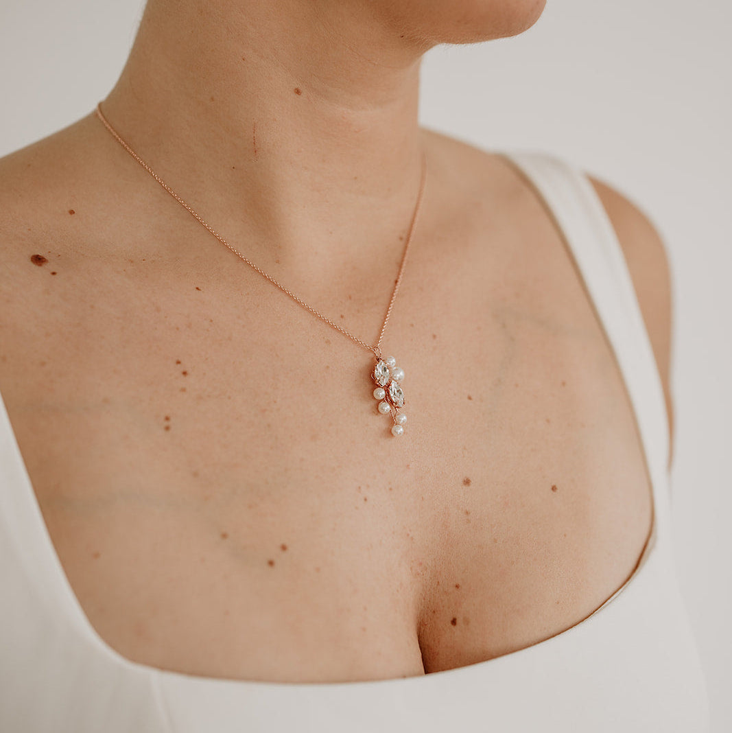 Brauthalskette Anastasia aus 925 Sterlingsilber 18K rosévergoldet mit veganen Perlen und blattförmigen crystal Kristallen, getragen vom Model