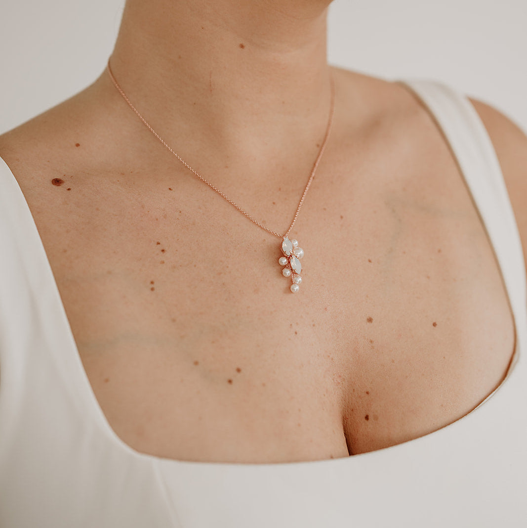 Brauthalskette Anastasia aus 925 Sterlingsilber 18K rosévergoldet mit veganen Perlen und blattförmigen white opal Kristallen, getragen von einem Model