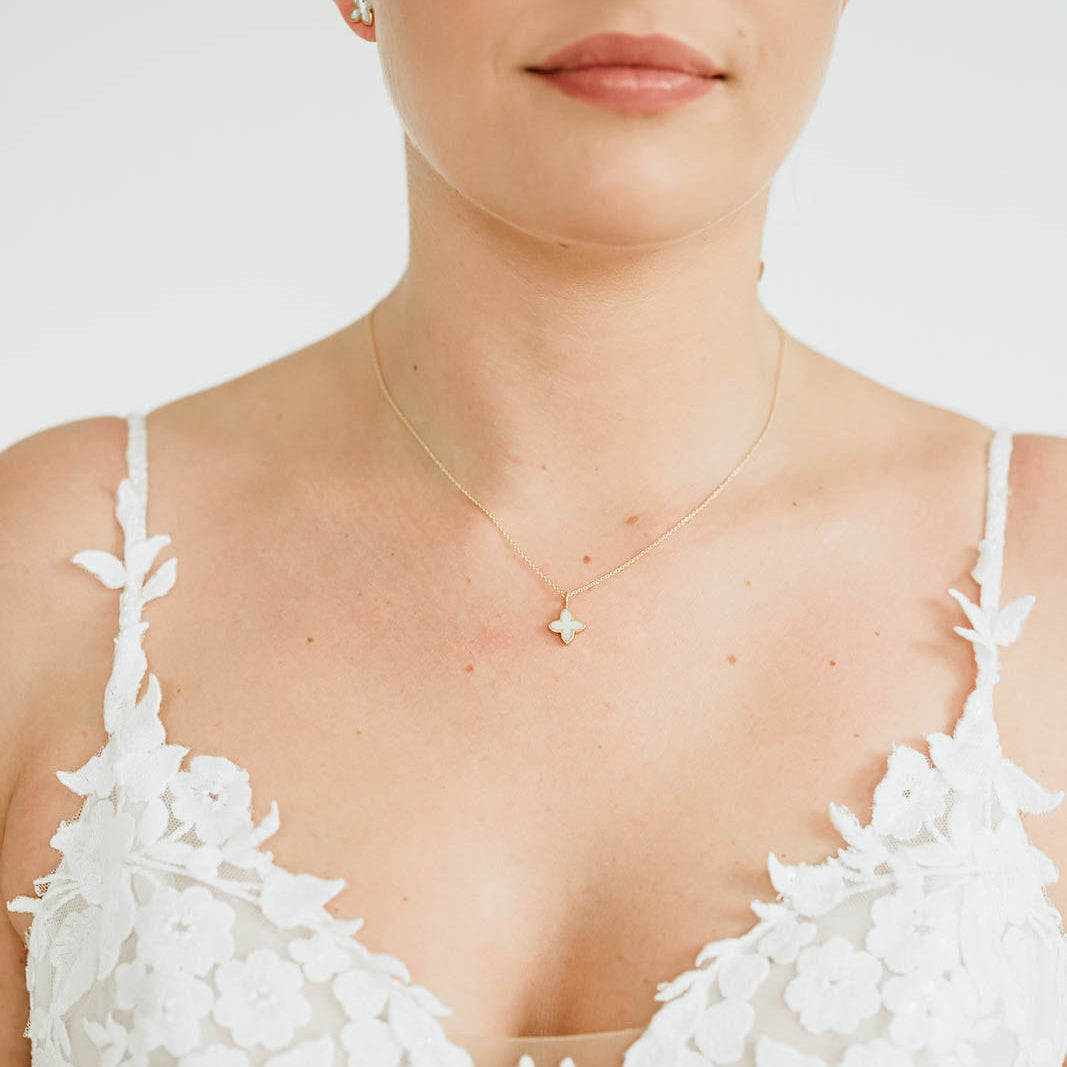 Brauthalskette Daisy aus 925 Sterlingsilber 18K vergoldet mit kleiner perlmuttfarbener Blüte, am Model getragen