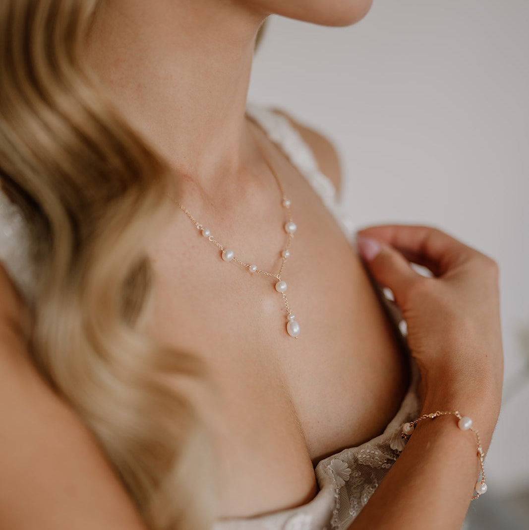 Braut Y-Perlenkette Joy und Armband Valli aus 925 Sterlingsilber 18K vergoldet mit Süßwasserperlen, am Model getragen