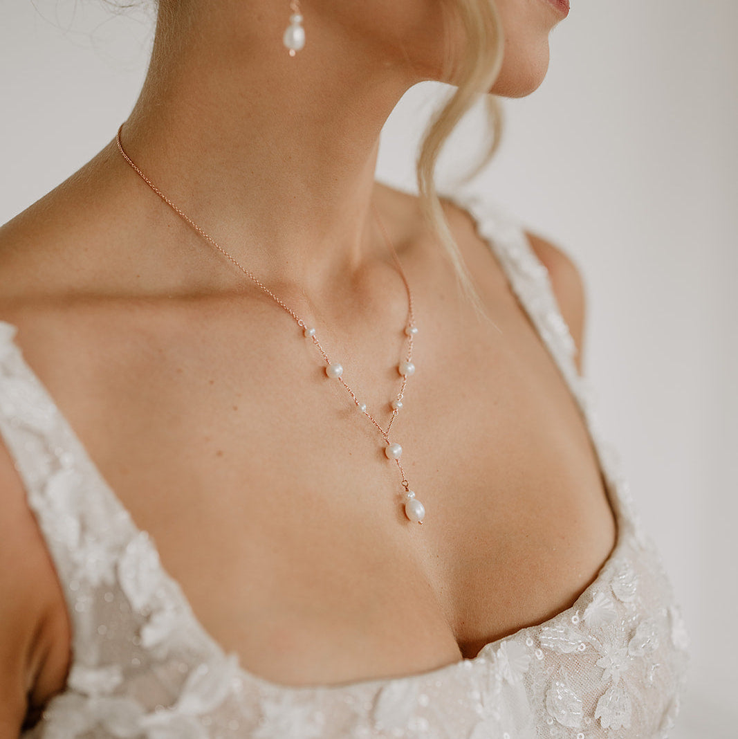 Romantische Braut Y-Halskette Joy aus 925 Sterlingsilber 18K rosévergoldet mit Süßwasserperlen, am Model getragen