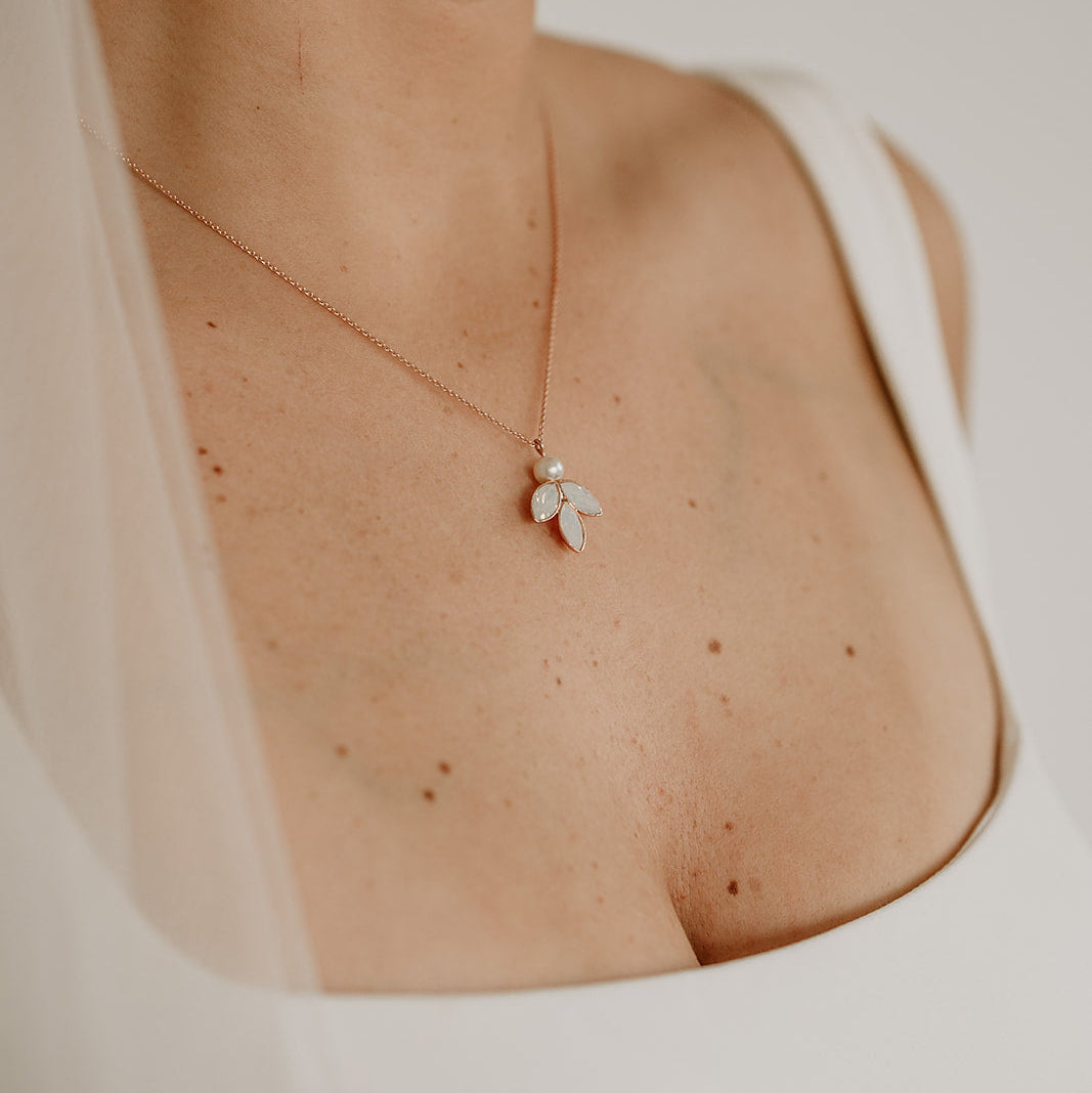 Romantische Brauthalskette Kate in Roségold – vegane Perle und funkelnde Opal-Kristalle aus 925 Sterlingsilber 18K rosévergoldet, am Model getragen