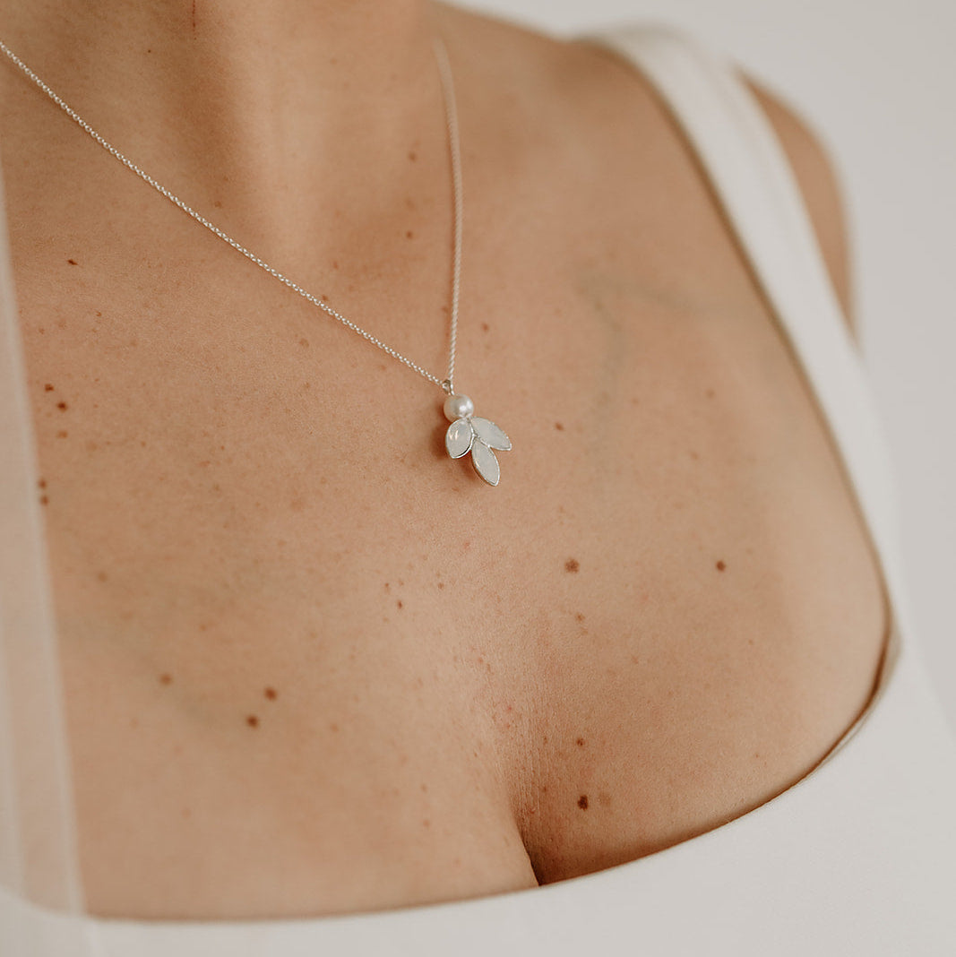 Dezente Brauthalskette Kate in Silber – vegane Perle und funkelnde Opal-Kristalle aus 925 Sterlingsilber, am Model getragen
