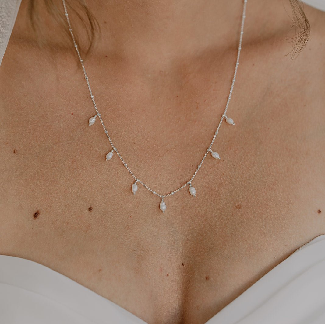 Braut Halskette Kaya aus 925 Sterlingsilber mit echten Süßwasserperlen, Nahaufnahme am Model getragen