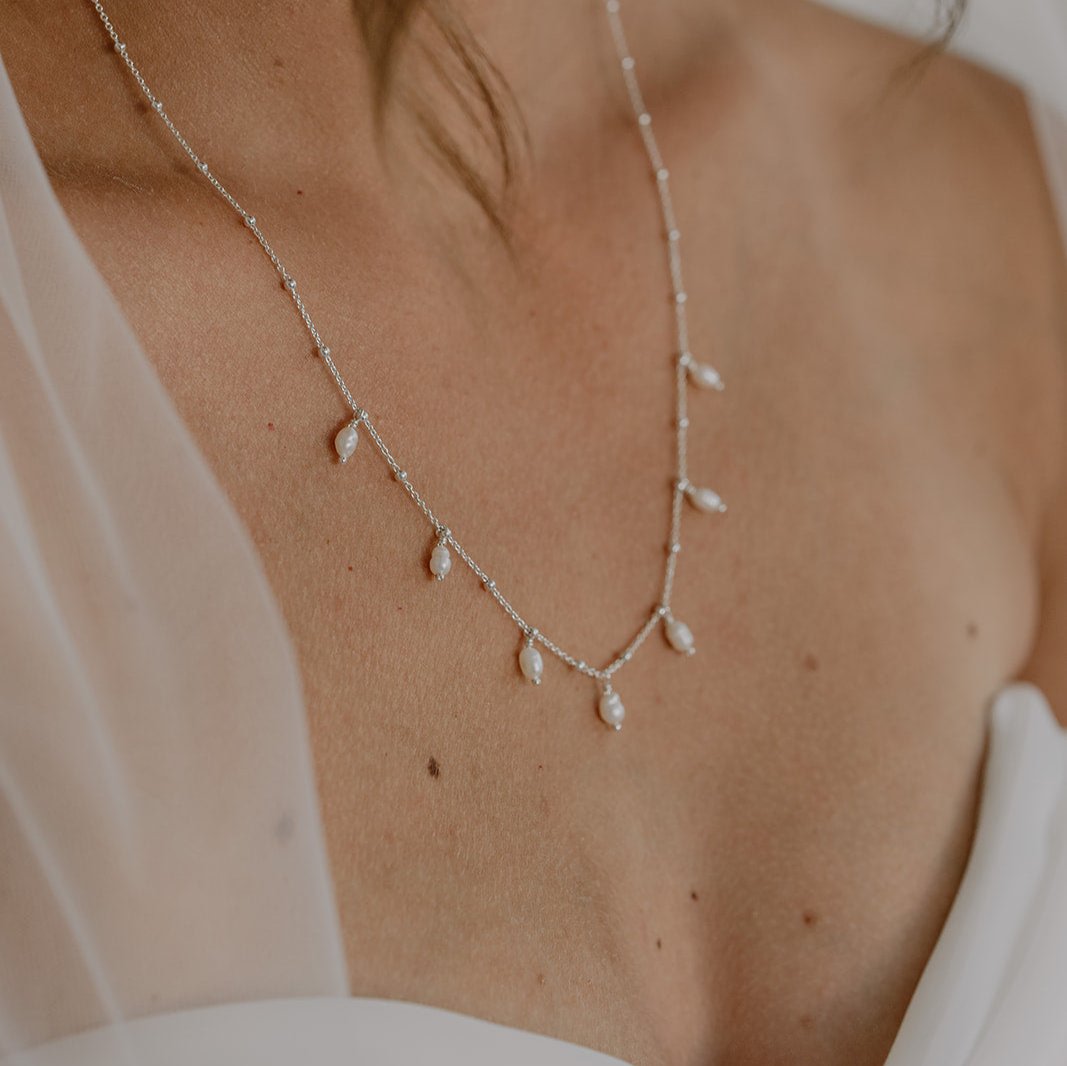 Braut Halskette Kaya aus 925 Sterlingsilber mit echten Süßwasserperlen, Nahaufnahme am Model getragen