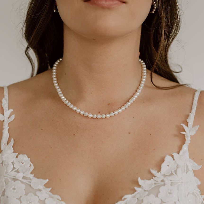 Klassische Brautperlenkette Laura mit veganen Perlen und Schmuck-Karabiner aus 925 Sterlingsilber 18K vergoldet, am Model getragen in Nahaufnahme