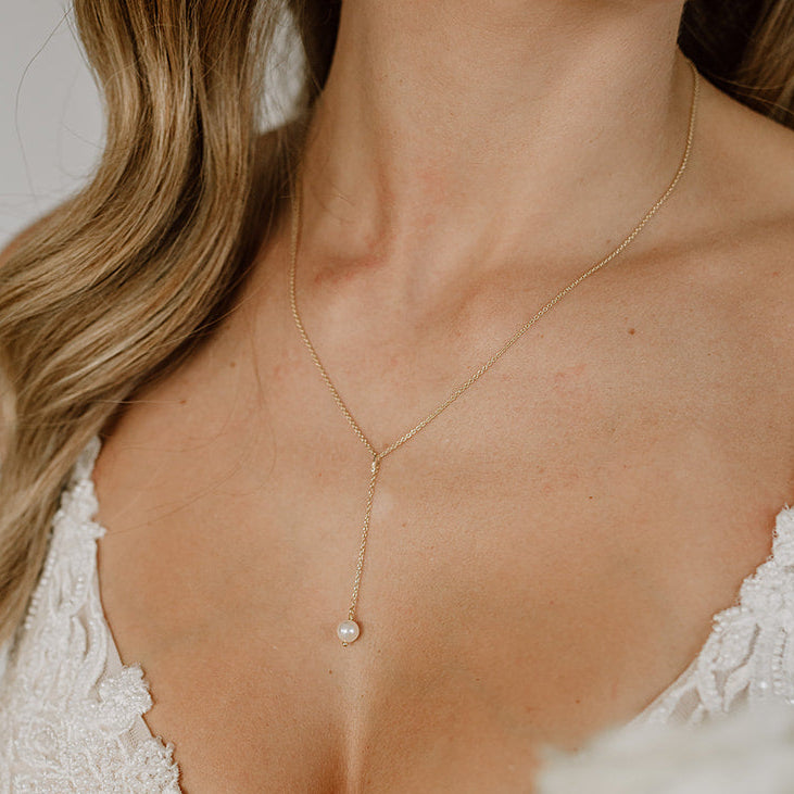 Schöne Braut Perlenkette Mia aus 925 Sterlingsilber 18K vergoldet mit abnehmbarem veganen Perlenanhänger, am Model getragen