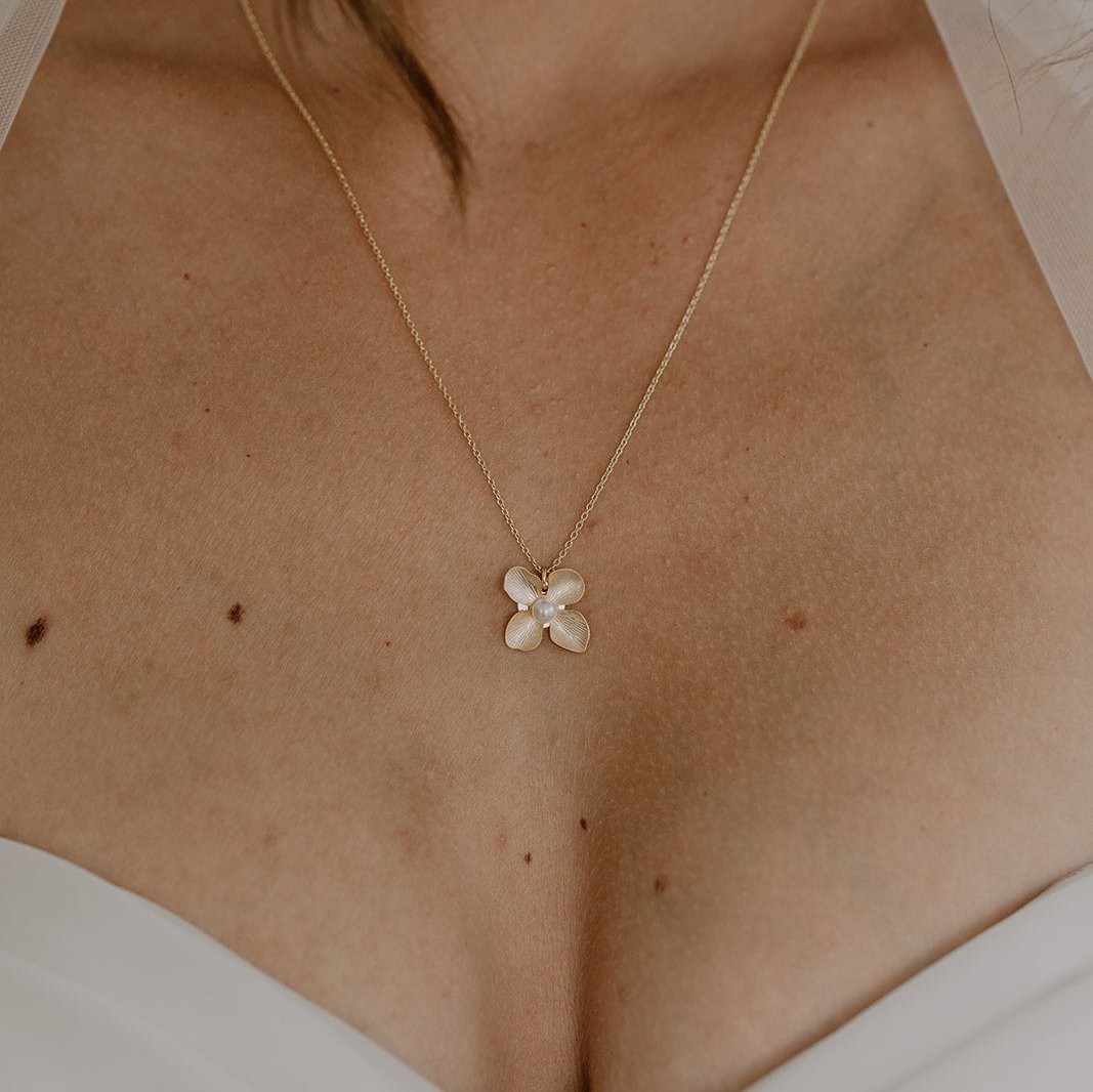 Braut Halskette Victoria aus 925 Sterlingsilber 18K vergoldet mit Blüte und veganer Perle, Nahaufnahme am Model getragen