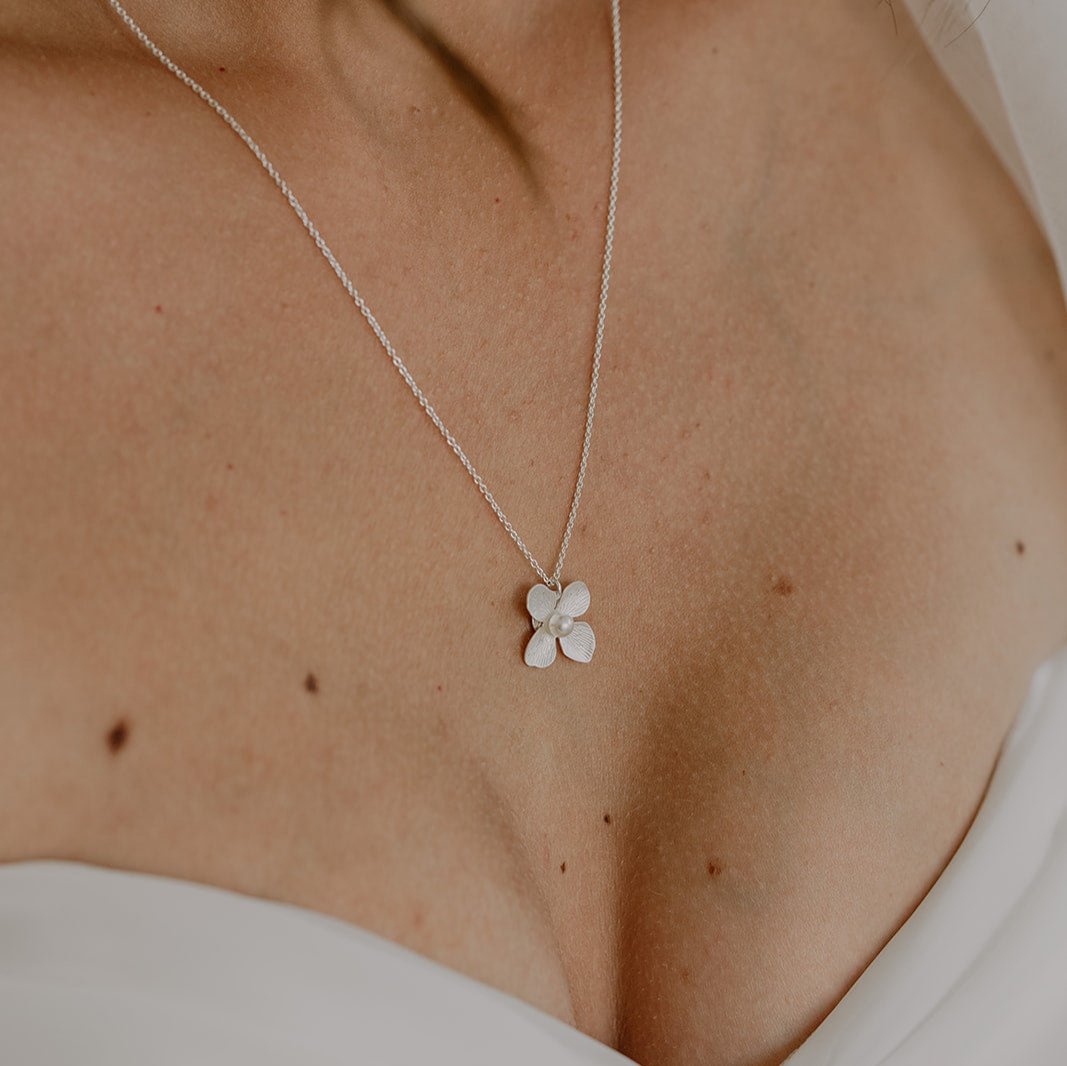 Braut Halskette Victoria aus 925 Sterlingsilber mit Blüte und veganer Perle, Nahaufnahme am Model getragen