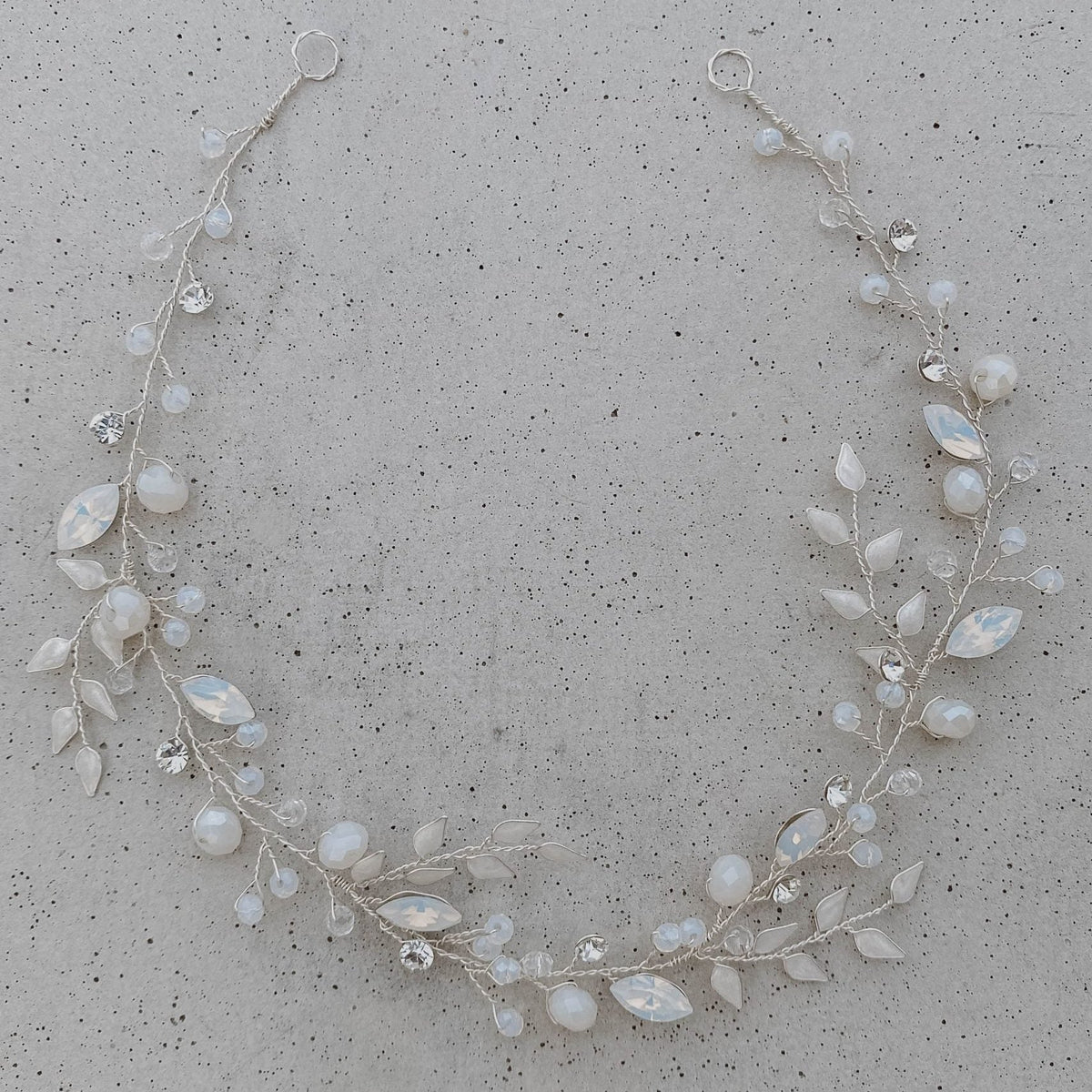 Braut Headpiece Lana in Silber – florales Haarband mit ivoryfarbenen Blättern und Kristallen, zart und romantisch