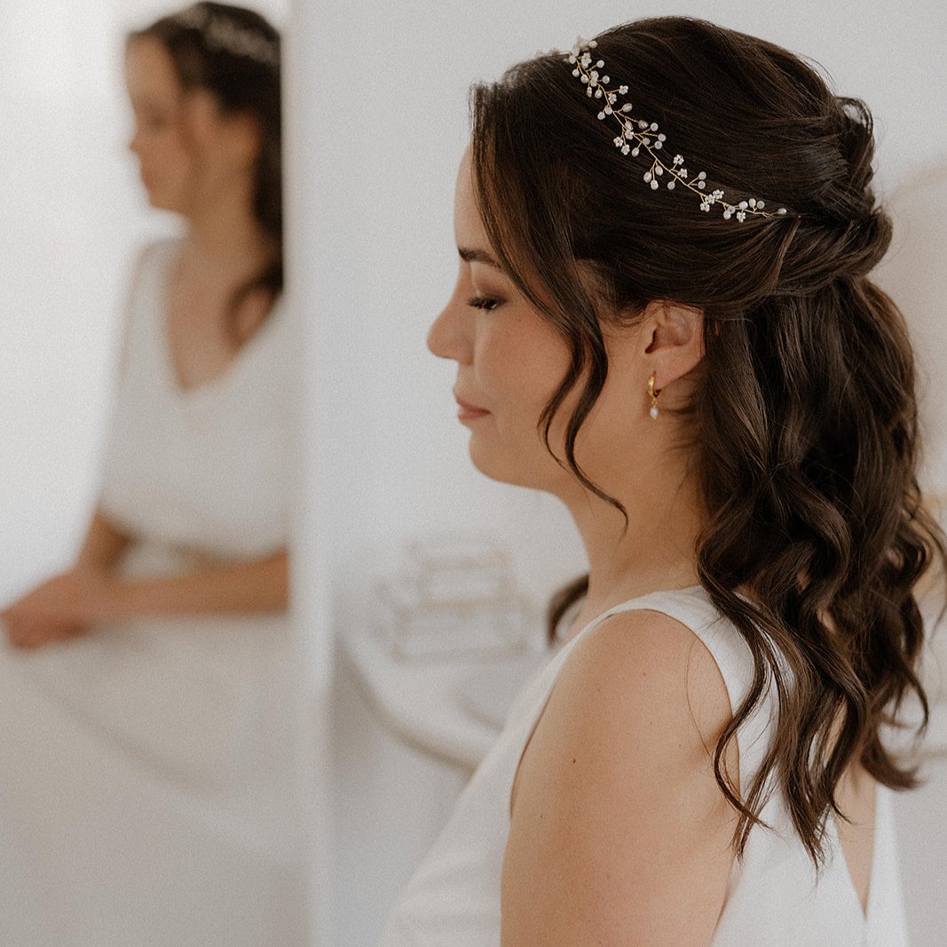 Braut Headpiece Susi in Gold mit kleinen veganen Perlen, Kristallperlen und echten Süßwasserperlen mit passenden Creolen Amelie, getragen in einer halboffenen Frisur